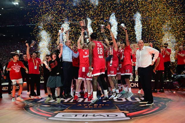 EuroLeague Basketball Final 4 - Champions Game, Olympiacos Piraeus vs Real Madrid - Players of Olympiacos Piraeus lift the trophy and celebrate during the Trophy Ceremony of the 2026 EuroLeague Championship Game Olympiacos Piraeus vs Real Madrid at Telekom Center Athens on May 24, 2026 in Athens, Greece. ATHENS Greece Copyright: xOnexInchxProductionsx 6982392