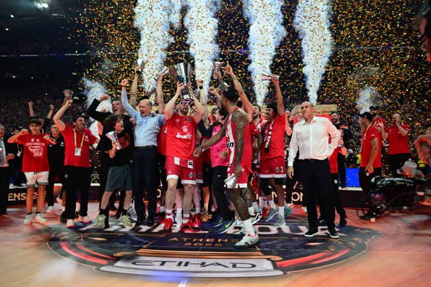 EuroLeague Basketball Final 4 - Champions Game, Olympiacos Piraeus vs Real Madrid - Players of Olympiacos Piraeus lift the trophy and celebrate during the Trophy Ceremony of the 2026 EuroLeague Championship Game Olympiacos Piraeus vs Real Madrid at Telekom Center Athens on May 24, 2026 in Athens, Greece. ATHENS Greece Copyright: xOnexInchxProductionsx 6982488