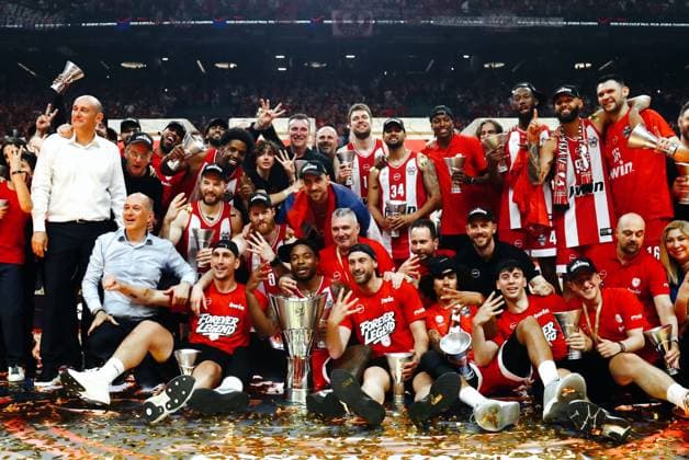 EuroLeague Basketball Final 4 - Champions Game, Olympiacos Piraeus vs Real Madrid - Players of Olympiacos Piraeus lift the trophy and celebrate during the Trophy Ceremony of the 2026 EuroLeague Championship Game Olympiacos Piraeus vs Real Madrid at Telekom Center Athens on May 24, 2026 in Athens, Greece. ATHENS Greece Copyright: xOnexInchxProductionsx 6982511
