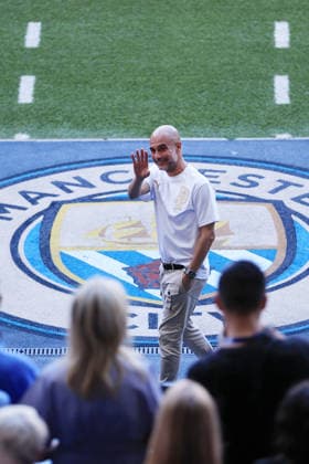 Fußball Premier League Manchester City gegen Aston Villa 24. Mai 2026 Premier League Manchester City gegen Aston Villa Manchester City Manager Pep Guardiola winkt nach dem Spiel Foto Simon Stacpoole Abseits Manchester UK  Copyright: xSimonxStacpoolexOffside