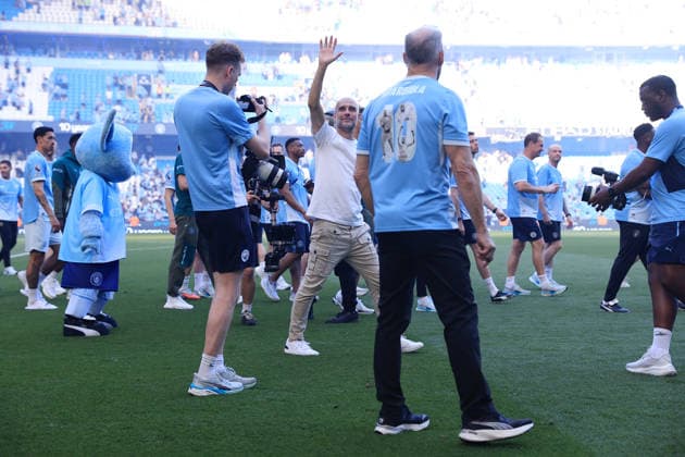 Fußball Premier League Manchester City gegen Aston Villa 24. Mai 2026 Premier League Manchester City gegen Aston Villa Manchester City-Manager Pep Guardiola ist umringt, als er nach dem Spiel zum Abschied winkt Foto Simon Stacpoole Offside Manchester UK  Copyright: xSimonxStacpoolexOffside