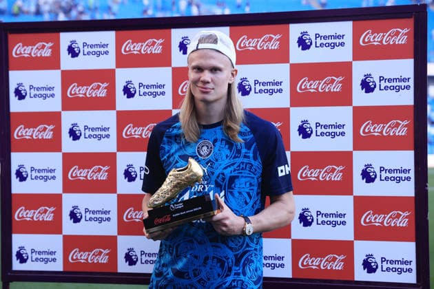 Fußball Premier League Manchester City gegen Aston Villa 24. Mai 2026 Premier League Manchester City gegen Aston Villa Erling Haaland von Manchester City posiert nach dem Spiel mit seinem Coca Cola Golden Boot Award für den Torschützenkönig der Saison Foto Simon Stacpoole Offside Manchester UK  Copyright: xSimonxStacpoolexOffside