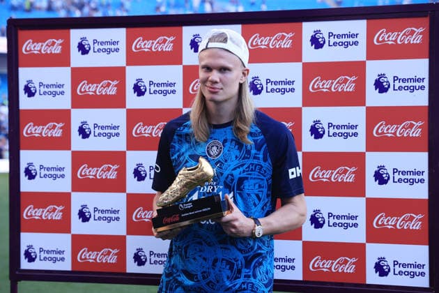 Fußball Premier League Manchester City gegen Aston Villa 24. Mai 2026 Premier League Manchester City gegen Aston Villa Erling Haaland von Manchester City posiert nach dem Spiel mit seinem Coca Cola Golden Boot Award für den Torschützenkönig der Saison Foto Simon Stacpoole Offside Manchester UK  Copyright: xSimonxStacpoolexOffside