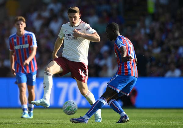 Crystal Palace v Arsenal Premier League Arsenal™s Viktor Gyokeres closes down Crystal Palace s Tyrick Mitchell during the Premier League match at Selhurst Park, London 24 05 2026 UK Newspapers OUT Copyright: xDanielxHamburyx FIL-23470-0095