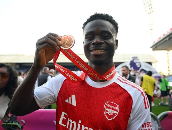 Crystal Palace v Arsenal Premier League Arsenal s Bukayo Saka with his Premier League winners medal during the Premier League match at Selhurst Park, London 24 05 2026 UK Newspapers OUT Copyright: xDanielxHamburyx FIL-23470-0197