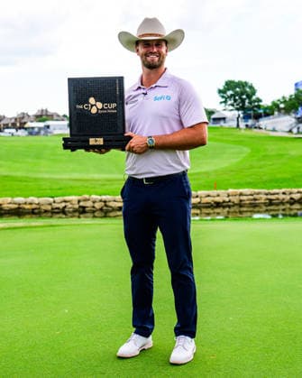 May 24, 2026, Mckinney, Texas, USA: Wyndham Clark poses with the winners trophy after winning the CJ Cup Byron Nelson in McKinney. PGA, Golf Herren 2026: THE CJ CUP BYRON NELSON  - ZUMAm348 20260524_znp_m348_037 Copyright: xLuisxRevillaxMatax