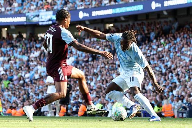 24th May 2026; Etihad Stadium, Manchester, Lancashire, England; Premier League Football, Manchester City versus Aston Villa; Jeremy Doku of Manchester City takes on Leon Bailey of Aston Villa DavidxBlunsden