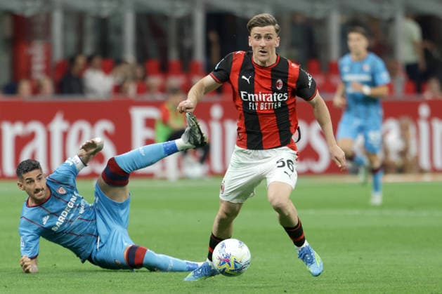 ALESSANDRO DEIOLA, Cagliari, ALEXIS SAELEMAEKERS, Milan, Serie A, 2025-26, Milan vs Cagliari 1-2, 24-05-2026, Contrasto, Action, Maglia. Shirt, 2026-27 SERIE A 2025-26 MILAN-CAGLIARI 1-2 Maglia 2026-27