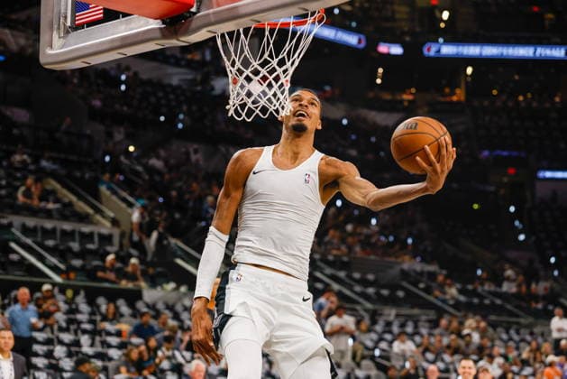 NBA, Basketball Herren, USA West Conference Finals Game 4 - Oklahoma City Thunder at San Antonio Spurs San Antonio Spurs forward Victor Wembanyama makes a dunk during warmups prior to game 4 of the NBA West Conference Finals between San Antonio Spurs and Oklahoma City Thunder in San Antonio, Texas, USA, 24 May 2026. San Antonio United States  Copyright: xADAMxDAVISx