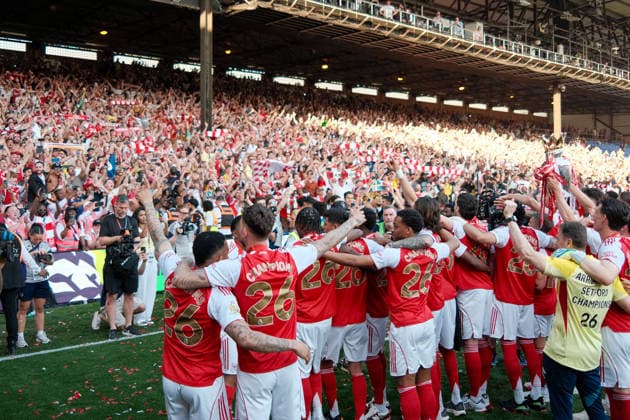 Crystal Palace gegen Arsenal 24. Mai 2026, London Premier League Fußball Crystal Palace gegen Arsenal Die Arsenal-Spieler singen mit den Fans Foto Jacques Feeney Abseits London UK  Copyright: xJacquesxFeeneyx xOffsidexOffside