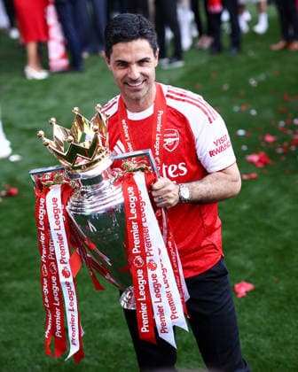 Crystal Palace gegen Arsenal 24. Mai 2026, London Premier League Fußball Crystal Palace gegen Arsenal Arsenal-Manager Mikel Arteta posiert für ein Foto mit der Premier League-Trophäe Foto Jacques Feeney Abseits London UK  Copyright: xJacquesxFeeneyx xOffsidexOffside