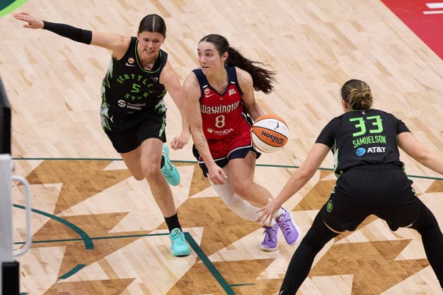 May 24, 2026, Seattle, Washington, USA: Washington Mystics guard GEORGIA AMOORE (8) drives to the rim while defended by Seattle Storm guard JADE MELBOURNE (5) and guard KATIE LOU SAMUELSON (33) in the fourth quarter of the WNBA, Basketball Damen, USA match between the Seattle Storm and Washington Mystics at Climate Pledge Arena in Seattle. Seattle USA - ZUMAd218 20260524_zsp_d218_024 Copyright: xRichardxDizonx