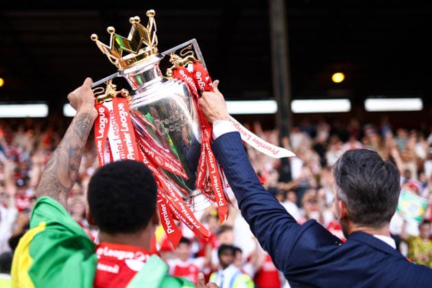 Crystal Palace gegen Arsenal 24. Mai 2026, London Premier League Fußball Crystal Palace gegen Arsenal Gabriel von Arsenal und Arsenal Co-Vorsitzender Josh Kroenke heben den Premier League Pokal Foto Jacques Feeney Abseits London UK  Copyright: xJacquesxFeeneyx xOffsidexOffside