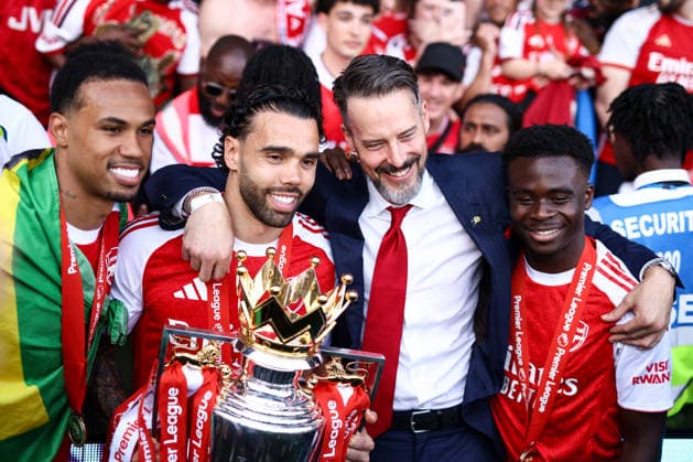 Crystal Palace gegen Arsenal 24. Mai 2026, London Premier League Fußball Crystal Palace gegen Arsenal L R Gabriel, Arsenal Torwart David Raya, Arsenal Co-Vorsitzender Josh Kroenke und Bukayo Saka von Arsenal posieren für ein Foto mit der Premier League Trophäe Foto Jacques Feeney Offside London UK  Copyright: xJacquesxFeeneyx xOffsidexOffside