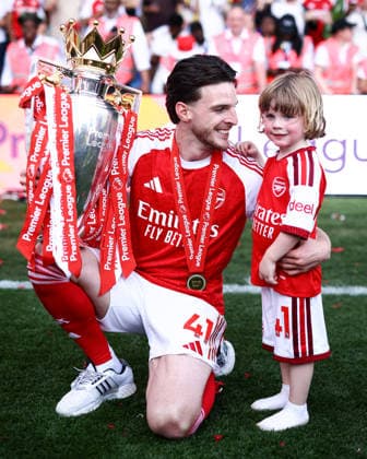 Crystal Palace gegen Arsenal 24. Mai 2026, London Premier League Fußball Crystal Palace gegen Arsenal Declan Rice von Arsenal posiert für ein Foto mit der Premier League Trophäe neben seinem Sohn Jude Foto Jacques Feeney Abseits London UK  Copyright: xJacquesxFeeneyx xOffsidexOffside