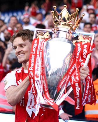 Crystal Palace gegen Arsenal 24. Mai 2026, London Premier League Fußball Crystal Palace gegen Arsenal Martin Odegaard von Arsenal posiert für ein Foto mit der Premier League Trophäe Foto Jacques Feeney Abseits London UK  Copyright: xJacquesxFeeneyx xOffsidexOffside
