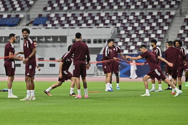Qatar national team, Nationalteam Training session For FIFA World Cup, WM, Weltmeisterschaft, Fussball 2026 Qatar national team players warm up during the final local training session at Khalifa International Stadium in Doha, Qatar, on May 24, 2026, as the squad completes its final preparations on home soil ahead of the FIFA World Cup 2026. Qatar will play friendly matches against the Republic of Ireland and El Salvador as part of its build-up to the tournament. DOHA Qatar Copyright: xNOUSHADx