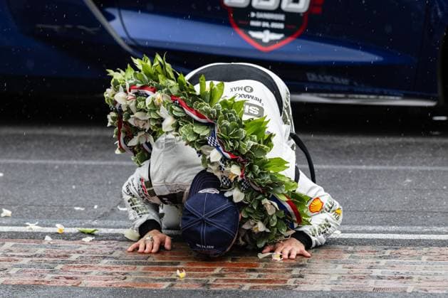 May 24, 2026, Speedway, Indiana, USA: FELIX ROSENQVIST, driver of the No. 60 Honda for Meyer Shank Racing w Curb Agajanian, kisses the Yard of Bricks after winning the 110th Indianapolis 500 at Indianapolis Motor Speedway. IndyCar, Indy Car, IRL, USA 2026: Indianapolis 500: Rosenqvist Wins  - ZUMAw173 20260524_zsp_w173_023 Copyright: xLukexWelshx