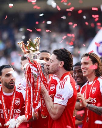 Crystal Palace gegen Arsenal 24. Mai 2026, London Premier League Fußball Crystal Palace gegen Arsenal Declan Rice von Arsenal küsst die Premier League Trophäe Foto Jacques Feeney Abseits London UK  Copyright: xJacquesxFeeneyx xOffsidexOffside