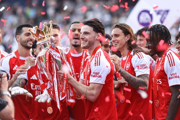 Crystal Palace gegen Arsenal 24. Mai 2026, London Premier League Fußball Crystal Palace gegen Arsenal Declan Rice von Arsenal mit der Premier League Trophäe Foto Jacques Feeney Abseits London UK  Copyright: xJacquesxFeeneyx xOffsidexOffside