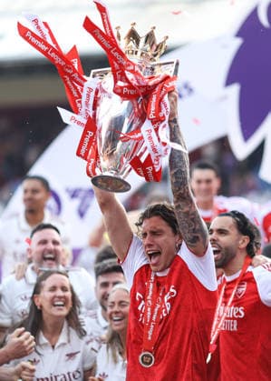 Crystal Palace gegen Arsenal 24. Mai 2026, London Premier League Fußball Crystal Palace gegen Arsenal Riccardo Calafiori von Arsenal hebt die Premier League-Trophäe Foto Jacques Feeney Abseits London UK  Copyright: xJacquesxFeeneyx xOffsidexOffside