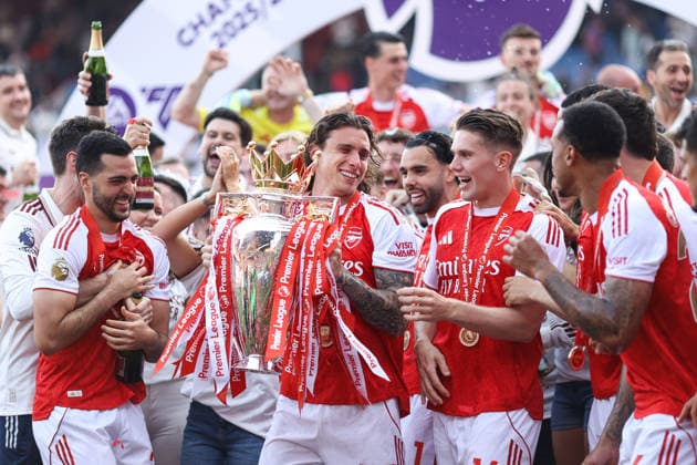 Crystal Palace gegen Arsenal 24. Mai 2026, London Premier League Fußball Crystal Palace gegen Arsenal Riccardo Calafiori von Arsenal hebt die Premier League-Trophäe Foto Jacques Feeney Abseits London UK  Copyright: xJacquesxFeeneyx xOffsidexOffside
