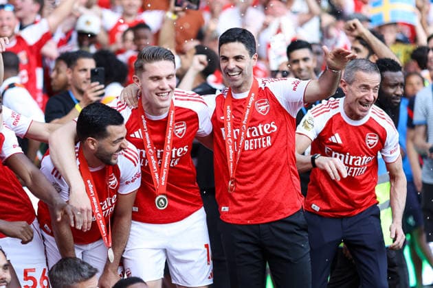 Crystal Palace gegen Arsenal 24. Mai 2026, London Premier League Fußball Crystal Palace gegen Arsenal Arsenal-Manager Mikel Arteta feiert den Sieg neben Viktor Gyokeres von Arsenal Foto Jacques Feeney Abseits London UK  Copyright: xJacquesxFeeneyx xOffsidexOffside