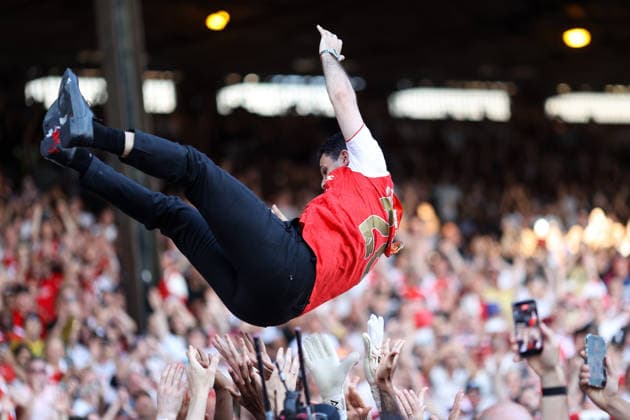 Crystal Palace gegen Arsenal 24. Mai 2026, London Premier League Fußball Crystal Palace gegen Arsenal Arsenal-Manager Mikel Arteta wird von den Spielern in die Luft geworfen Foto Jacques Feeney Abseits London UK  Copyright: xJacquesxFeeneyx xOffsidexOffside
