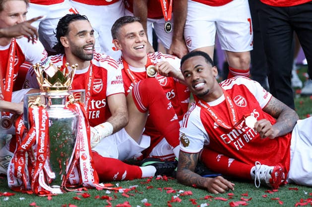 Crystal Palace gegen Arsenal 24. Mai 2026, London Premier League Fußball Crystal Palace gegen Arsenal Arsenal-Torhüter David Raya, Leandro Trossard von Arsenal und Gabriel von Arsenal neben der Premier League-Trophäe Foto Jacques Feeney Abseits London UK  Copyright: xJacquesxFeeneyx xOffsidexOffside