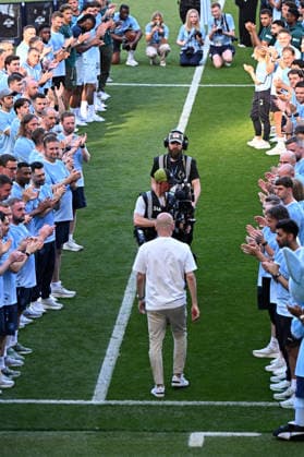 Manchester City v Aston Villa, Premier League Pep Guardiola, Manager of Manchester City, walks the guard of honour during the farewell ceremony after the Manchester City v Aston Villa Premier League match at the Etihad Stadium, Manchester, England on 24 May 2026 Credit: Ben Roberts Every Second Media Editorial use only. All images are copyright Every Second Media Limited. No images may be reproduced without prior permission. All rights reserved. Premier League and Football League images are subject to licensing agreements with Football DataCo Limited. see https: www.football-dataco.com Copyright: xIMAGO EveryxSecondxMediax ESM-2008-0085 BenxRobertsx xEveryxSecondxMediax