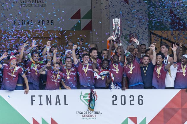 Stopira of SCU Torreense lifting the champions trophy during the Taca de Portugal Final match between Sporting CP vs SCU Torreense at Estádio Nacional do Jamor on May 24th,2026 (Photo by Joao Bravo Sports Press Photo)  Copyright: xJoaoxBravo SportsxPressxPhotox Sportspressphoto_154551