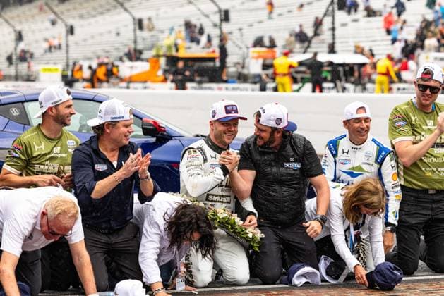 May 24, 2026, Indianapolis, Indiana, USA: FELIX ROSENQVIST (60) Meyer Shank Racing celebrates with his team after winning the 110th running of the Indianapolis 500 on May 24th, 2026 at the Indianapolis Motor Speedway in Indianapolis, Indiana. IndyCar, Indy Car, IRL, USA 2026: Indianapolis 500  - ZUMAs355 20260524_zsp_s355_057 Copyright: xJustinxSickingx