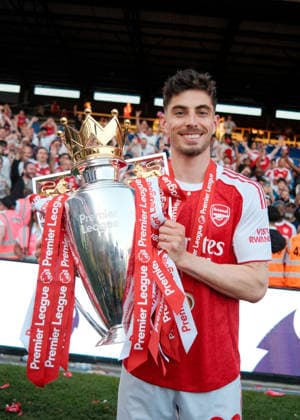 Crystal Palace gegen Arsenal 24. Mai 2026, London Premier League Fußball Crystal Palace gegen Arsenal Kai Havertz von Arsenal posiert für ein Foto mit der Premier League Trophäe Foto Jacques Feeney Abseits London UK  Copyright: xJacquesxFeeneyx xOffsidexOffside
