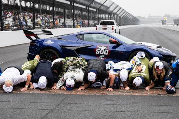 May 24, 2026, Speedway, Indiana, USA: FELIX ROSENQVIST, driver of the No. 60 Honda for Meyer Shank Racing w Curb Agajanian, kisses the Yard of Bricks with his team after winning the 110th Indianapolis 500 at Indianapolis Motor Speedway. 110th Indianapolis 500: Felix Rosenqvist Wins  - ZUMAw173 20260524_zsp_w173_013 Copyright: xLukexWelshx