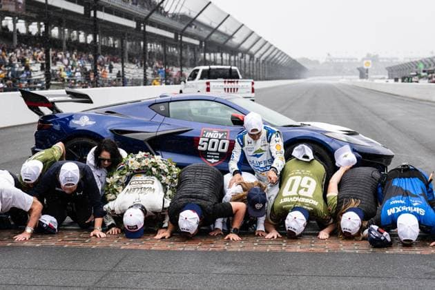 May 24, 2026, Speedway, Indiana, USA: FELIX ROSENQVIST, driver of the No. 60 Honda for Meyer Shank Racing w Curb Agajanian, kisses the Yard of Bricks with his team after winning the 110th Indianapolis 500 at Indianapolis Motor Speedway. 110th Indianapolis 500: Felix Rosenqvist Wins  - ZUMAw173 20260524_zsp_w173_018 Copyright: xLukexWelshx