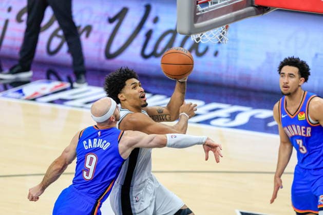 NBA, Basketball Herren, USA West Conference Finals Game 4 - Oklahoma City Thunder at San Antonio Spurs San Antonio Spurs guard Dylan Harper (C) makes a layup past Oklahoma City Thunder guard Alex Caruso (L) during game 4 of the NBA West Conference Finals between San Antonio Spurs and Oklahoma City Thunder in San Antonio, Texas, USA, 24 May 2026. San Antonio United States  Copyright: xADAMxDAVISx
