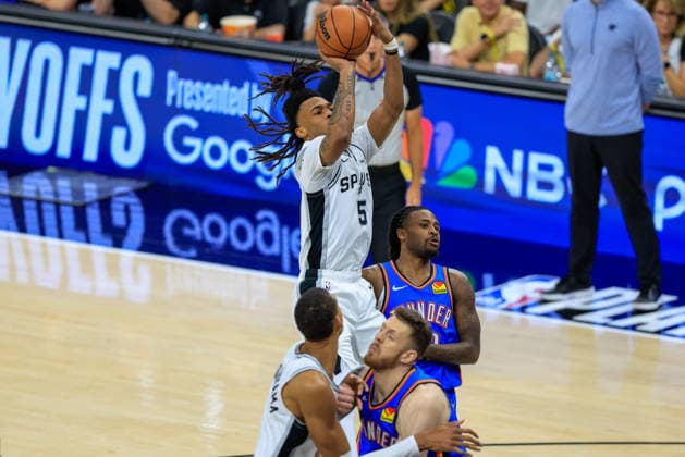 NBA, Basketball Herren, USA West Conference Finals Game 4 - Oklahoma City Thunder at San Antonio Spurs San Antonio Spurs guard Stephon Castle (top) in action during game 4 of the NBA West Conference Finals between San Antonio Spurs and Oklahoma City Thunder in San Antonio, Texas, USA, 24 May 2026. San Antonio United States  Copyright: xADAMxDAVISx