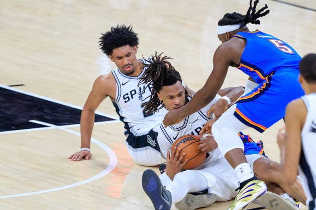 NBA, Basketball Herren, USA West Conference Finals Game 4 - Oklahoma City Thunder at San Antonio Spurs San Antonio Spurs guard Dylan Harper (L), San Antonio Spurs guard Stephon Castle (C) and Oklahoma City Thunder guard Luguentz Dort (R) battle for the ball during game 4 of the NBA West Conference Finals between San Antonio Spurs and Oklahoma City Thunder in San Antonio, Texas, USA, 24 May 2026. San Antonio United States  Copyright: xADAMxDAVISx