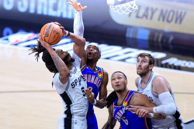 NBA, Basketball Herren, USA West Conference Finals Game 4 - Oklahoma City Thunder at San Antonio Spurs San Antonio Spurs guard Stephon Castle (L) makes a basket over Oklahoma City Thunder guard Shai Gilgeous-Alexander (R) during game 4 of the NBA West Conference Finals between San Antonio Spurs and Oklahoma City Thunder in San Antonio, Texas, USA, 24 May 2026. San Antonio United States  Copyright: xADAMxDAVISx