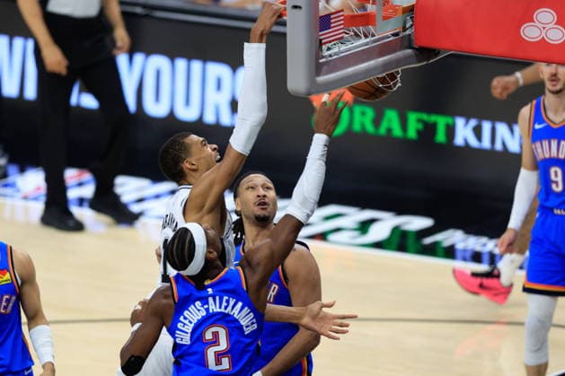 NBA, Basketball Herren, USA West Conference Finals Game 4 - Oklahoma City Thunder at San Antonio Spurs San Antonio Spurs forward Victor Wembanyama (C) makes a dunk in between Oklahoma City Thunder guard Shai Gilgeous-Alexander (L) and Oklahoma City Thunder forward Jaylin Williams (R) during game 4 of the NBA West Conference Finals between San Antonio Spurs and Oklahoma City Thunder in San Antonio, Texas, USA, 24 May 2026. San Antonio United States  Copyright: xADAMxDAVISx
