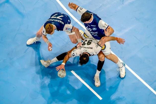 24 05 2026, xkkux, Handball, 1 HBL, Bergischer HC THW Kiel, PSD BANK Dome Düsseldorf Veron Nacinovic Kiel 93 in a duel against Johannes Wasielewski BHC 77 Aron Seesing BHC 49 Nordrhein Westfalen Germany