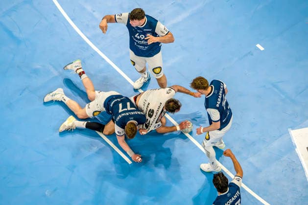 24 05 2026, xkkux, Handball, 1 HBL, Bergischer HC THW Kiel, PSD BANK Dome Düsseldorf Veron Nacinovic Kiel 93 in a duel against Johannes Wasielewski BHC 77 Aron Seesing BHC 49 Gerdas Babarskas BHC 14 North Rhine-Westphalia Germany