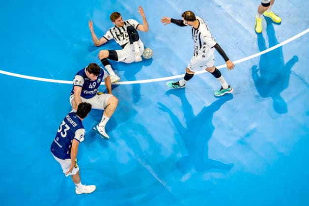 24 05 2026, xkkux, Handball, 1 HBL, Bergischer HC THW Kiel, PSD BANK Dome Düsseldorf Lukas Zerbe Kiel 24 Domagoj Duvnjak Kiel 04 in a duel against Aron Seesing BHC 49 Eloy Morante Maldonado BHC 33 North Rhine-Westphalia Germany