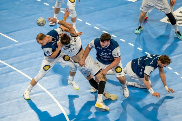 24 05 2026, xkkux, Handball, 1 HBL, Bergischer HC THW Kiel, PSD BANK Dome Düsseldorf Hendrik Pekeler Kiel 61 is tied up in the circle by Aron Seesing BHC 49 Nordrhein Westfalen Germany