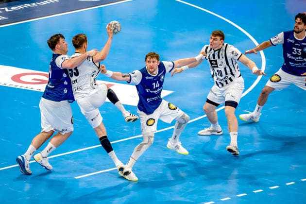 24 05 2026, xkkux, Handball, 1 HBL, Bergischer HC THW Kiel, PSD BANK Dome Düsseldorf Nikola Bilyk Kiel 53 in a duel against Aron Seesing BHC 49 Gerdas Babarskas BHC 14 next to Lukas Laube Kiel 20 North Rhine-Westphalia Germany