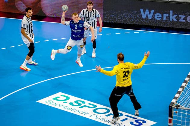 24 05 2026, xkkux, Handball, 1 HBL, Bergischer HC THW Kiel, PSD BANK Dome Düsseldorf Noah Beyer BHC 02 throws the ball on goal Andreas Wolff Kiel 33 North Rhine-Westphalia Germany