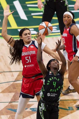 May 24, 2026, Seattle, Washington, USA: Seattle Storm guard FLAUJAE JOHNSON (4) and Washington Mystics center LAUREN BETTS (51) go up for a rebound in the first quarter of the WNBA, Basketball Damen, USA match between the Seattle Storm and Washington Mystics at Climate Pledge Arena in Seattle. WNBA 2026: Seattle 97:85 Washington  - ZUMAd218 20260524_zsp_d218_007 Copyright: xRichardxDizonx