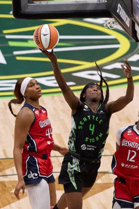 May 24, 2026, Seattle, Washington, USA: Seattle Storm guard FLAUJAE JOHNSON (4) attempts a field goal in the first quarter of the WNBA, Basketball Damen, USA match between the Seattle Storm and Washington Mystics at Climate Pledge Arena in Seattle. Seattle USA - ZUMAd218 20260524_zsp_d218_005 Copyright: xRichardxDizonx