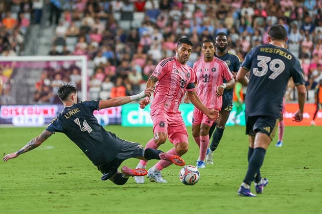 May 24, 2026, Miami, Florida, USA: Inter Miami forward Luis SuoÂ¡rez (9) and Philadelphia Union midfielder Jovan LukiÄ¡ (4) battle for the ball during a Major League Soccer match between Inter Miami CF and Philadelphia Union at NU Stadium, Miami. Miami USA - ZUMAa257 20260524_zsp_a257_033 Copyright: xChrisxArjoonx