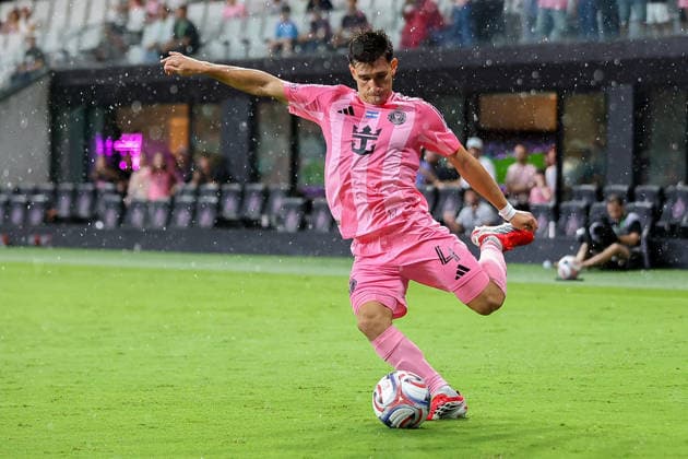May 24, 2026, Miami, Florida, USA: Inter Miami defender Facundo Mura (4) kicks a ball during a Major League Soccer match between Inter Miami CF and Philadelphia Union at NU Stadium, Miami. Miami USA - ZUMAa257 20260524_zsp_a257_031 Copyright: xChrisxArjoonx